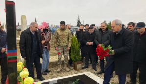 Fəzail Ağamalı təşviqat kampaniyasına aprel şəhidinin evindən başladı -   FOTOLAR — foto 4