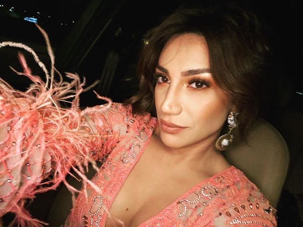 Röyanın geyimi gündəm oldu –     FOTO