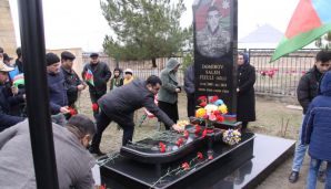 Deputatlığa namizəd Şəhidlər Xiyabanını ziyarət etdi -     FOTOLAR — foto 9