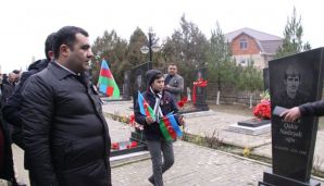 Deputatlığa namizəd Şəhidlər Xiyabanını ziyarət etdi -     FOTOLAR — foto 13