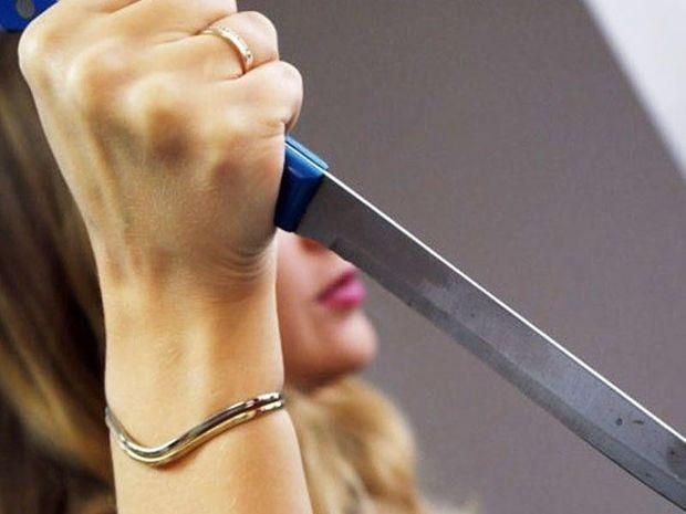 Şirvanda qadın kişini bıçaqladı