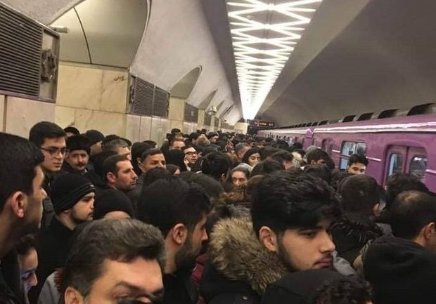 Metroda problem yarandı, sərnişinlər düşürüldü