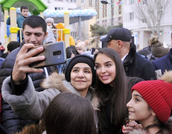 Leyla Əliyeva abadlaşdırılan həyətin açılışında iştirak etdi