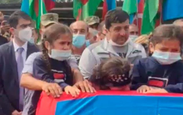 3 övladı şəhid atanı yola saldı... -     FOTO