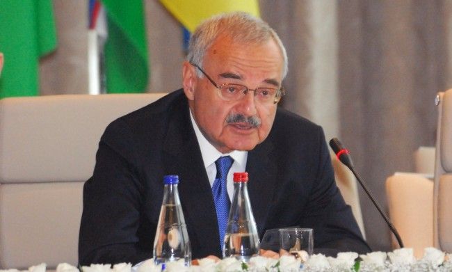 Artur Rasi-zadə: “Latın qrafikasının hərflərini oxuyanda çətinlik çəkirəm”