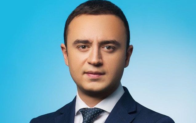 Yazıçı deputatı tənqid etdi:       “Birinci sinifə göndərmək lazımdır” - FOTO