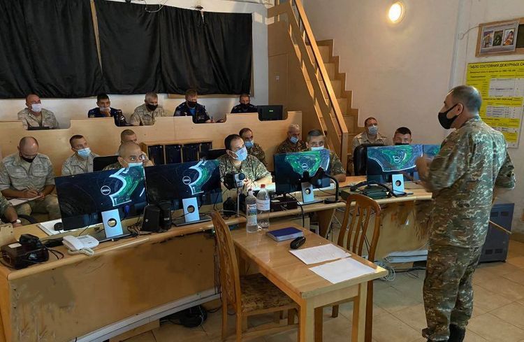 Rus hərbçilər və texnikalar Ermənistana aparıldı