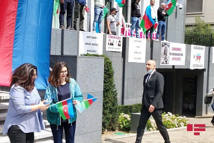 “Daş yağırdı, ancaq bir Azərbaycan bayrağı da yerə atılmadı” -     AÇIQLAMA