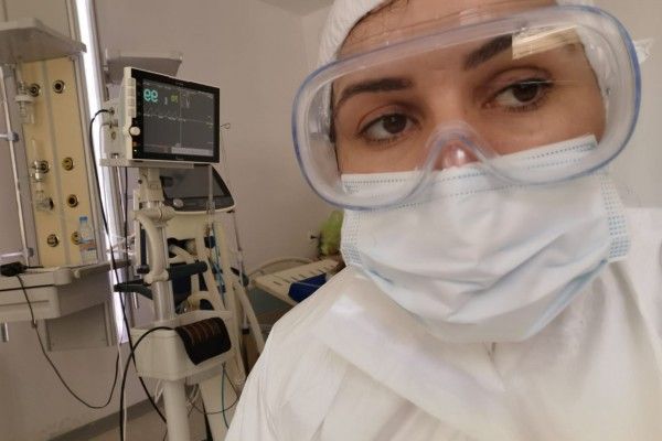 Pandemiya xəstəxanasının həkimi: “Cəmi bir həftəyə saçım ağardı”