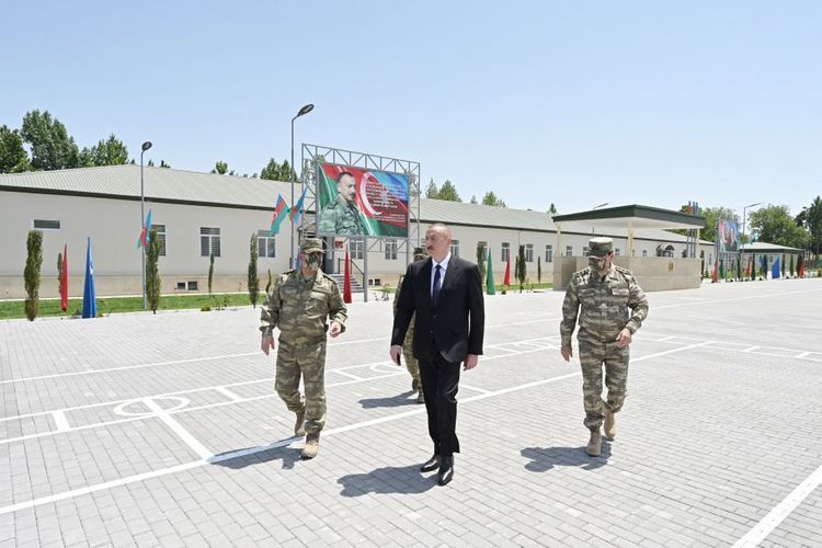 İlham Əliyev hərbi hissədə oldu