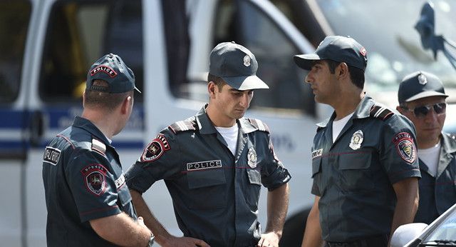 Polis maska taxmayan vətəndaşı boğdu