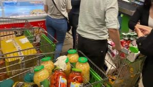Bakıda marketlərdə izdiham -     VİDEO — foto 2