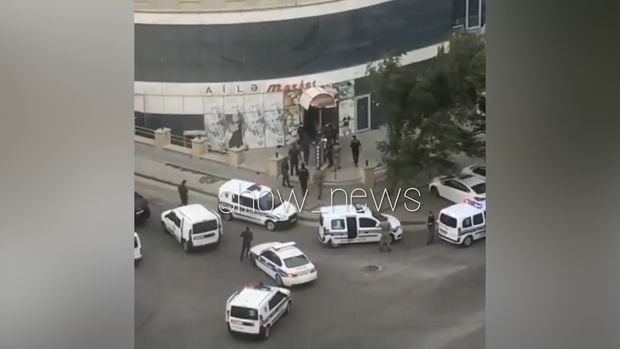 Bakıda polis maşınları daha bir mağazanı mühasirəyə aldı -     VİDEO