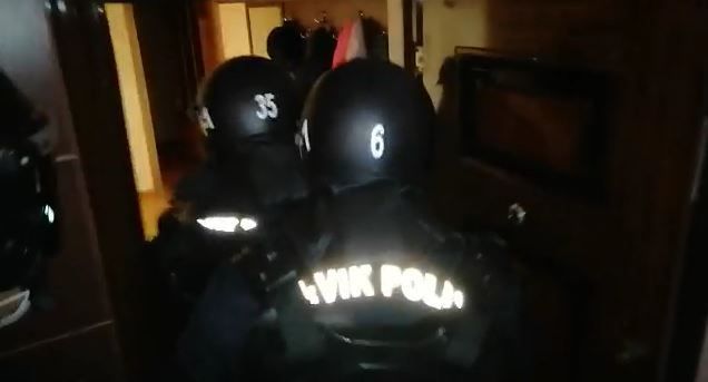 Polisin üstünə zibil atanların evinə belə daxil oldular, yarıçılpaq apardılar -       VİDEO