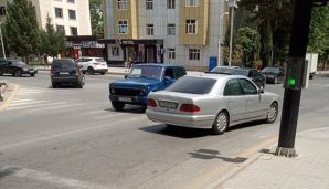 İcra başçısının oğlu “Land Gruiser”lə qaydanı pozdu, insident baş verdi -       FOTO — foto 2
