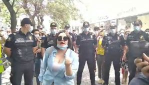 DİN-in qarşısında aksiya:           Nərmin Şahmarzadə saxlanıldı - FOTO — foto 1