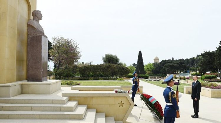 İlham Əliyev Həzi Aslanovun abidəsini ziyarət etdi