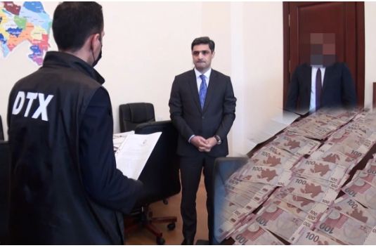 Nazir müavininin evindən çıxan pullar -     FOTO