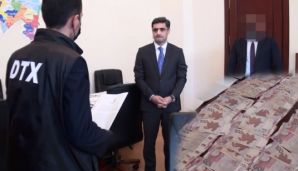 Nazir müavininin evindən çıxan pullar -     FOTO — foto 1