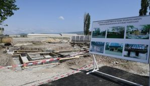 İlham Əliyev Pirsaat Baba ziyarətgahının yenidən qurulması çərçivəsində görülən işlərlə tanış oldu -   FOTO — foto 10