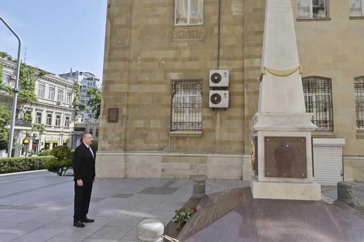 İlham Əliyev Azərbaycan Xalq Cümhuriyyətinin şərəfinə ucaldılmış abidəni ziyarət etdi