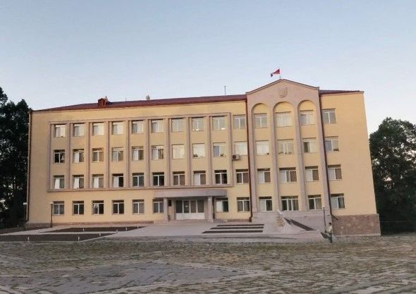 Şuşa şəhərində dalğalanan Azərbaycan bayrağı hansı dövlət binasına sancılıb?