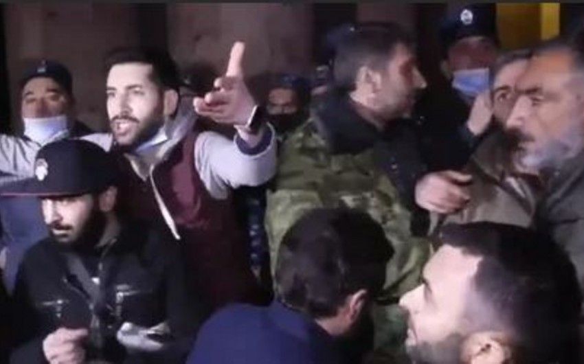 Yerevanda kütləvi etiraz aksiyası başladı