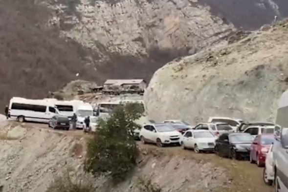 Kəlbəcərdə ekskavatorun üzərinə qaya parçaları düşüb, ölən var