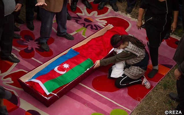 Onların həyatını xilas edərkən qəlpələrdən biri başını yaraladı... -       FOTOLAR