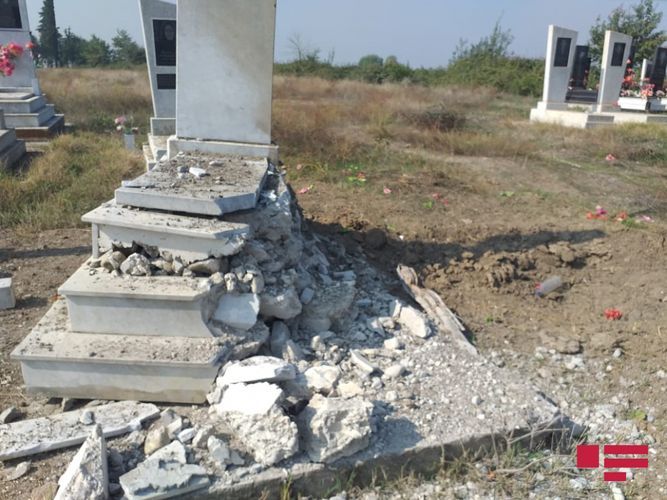 Ermənilərin atdığı top və raket mərmiləri Ağdam və Tərtərin kənd məzarlıqlarını dağıtdı