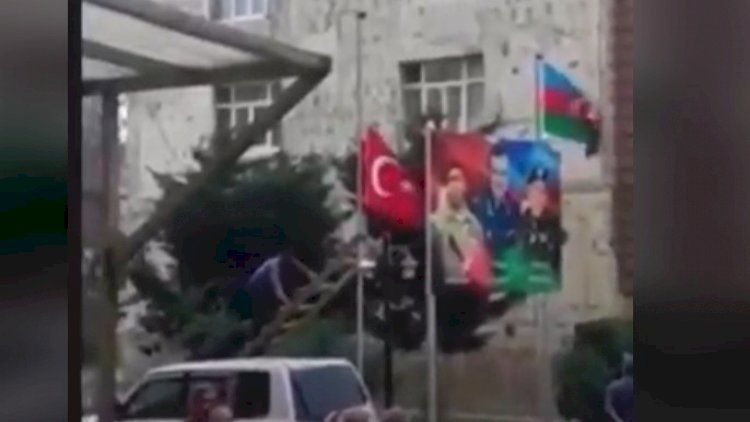 İcra Hakimiyyətinin işçiləri Türkiyə bayrağını endirmək istədi -     VİDEO