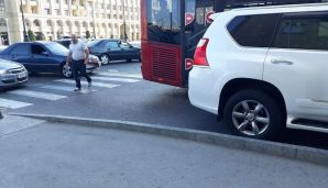 Bakıda "Bakubus" "Lexus"a çırpıldı, tıxac yarandı -         FOTO — foto 1