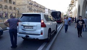 Bakıda "Bakubus" "Lexus"a çırpıldı, tıxac yarandı -         FOTO — foto 4
