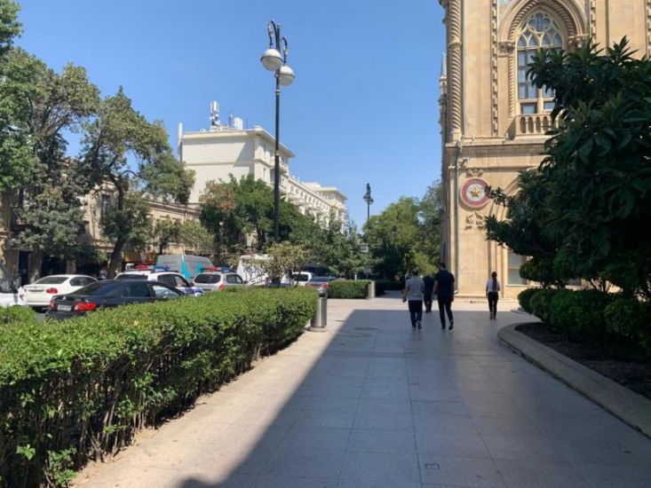 Polis və hərbi maşınlar AMEA Rəyasət Heyəti binasını dövriyyəyə aldı -       FOTO - YENİLƏNDİ