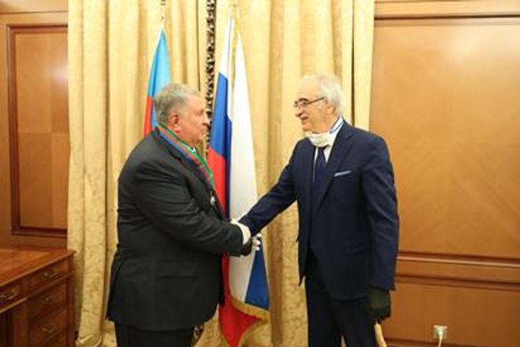 Polad Bülbüloğlu "Rosneft"in rəhbərinə "Dostluq" ordenini təqdim etdi