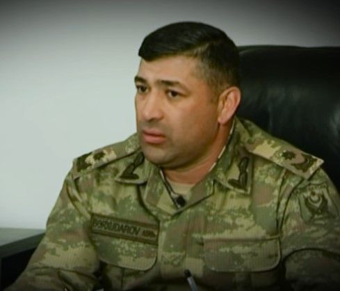 General-mayor Mais Bərxudarov Şuşanın Bayraq meydanında üçrəngli bayrağımızı ucaldıb