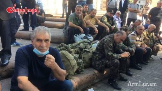 Ermənistan qocaları da döyüş üçün toplamağa məcbur oldu -     FOTO