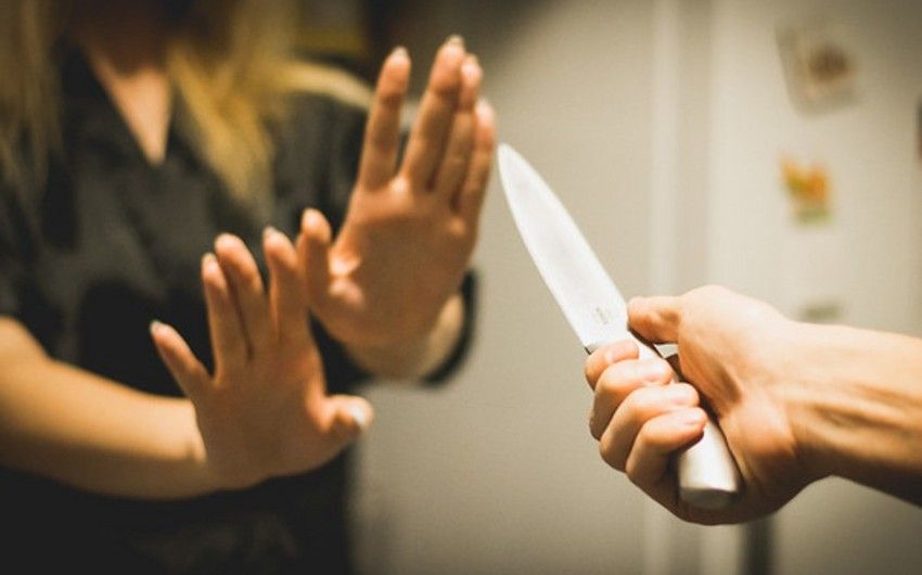 Sevgilisini öldürmək istəyən baş redaktor məhkəmə qarşısına çıxarılır