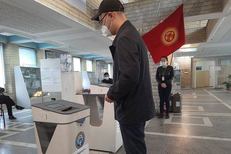 Qırğız Respublikasında referendum baş tutub, prezident üsul idarəsinə keçiləcək