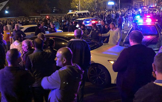 Müxalifət Paşinyanın iqamətgahı qarşısında aksiya keçirir -         VİDEO