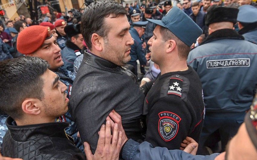 Ermənistanın Baş Prokurorluğu qarşısında toqquşmalar olub -     Xəsarət alan var