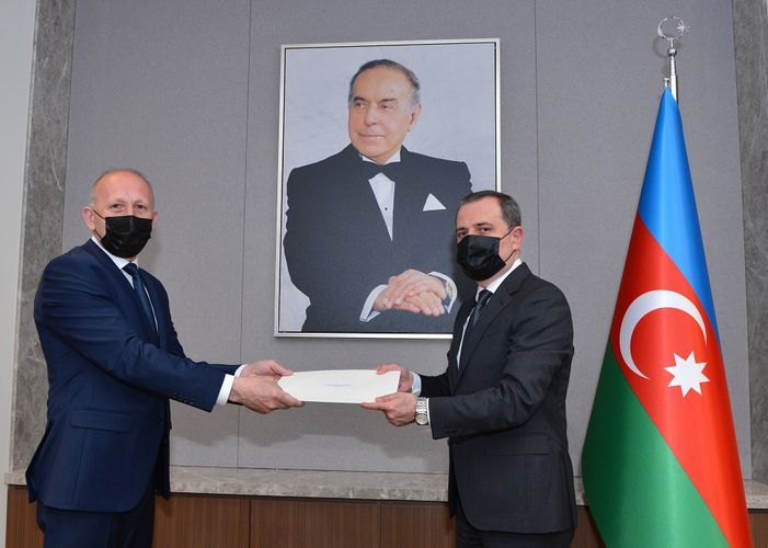 Nazir Serbiyanın yeni səfirinin etimadnaməsinin surətini qəbul etdi