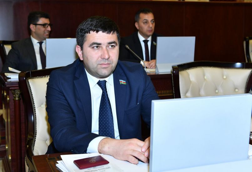 Deputat tenderlərin qeyri-şəffaf keçirilməsi iddiası barədə:     “Bu sahədə görülən müsbət irəliləyişləri görməzdən gələ bilmərik”