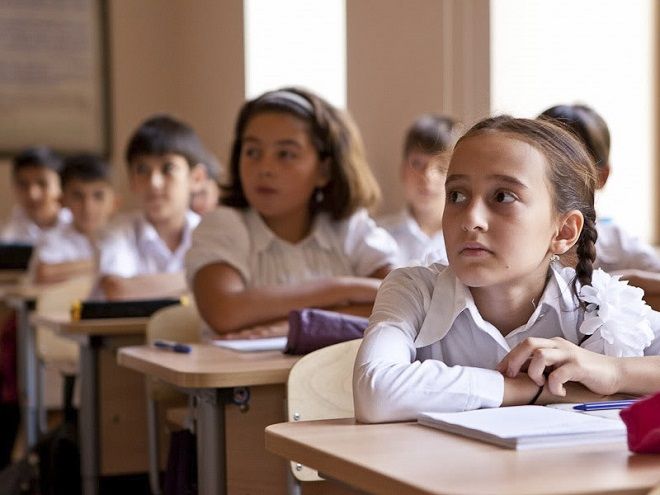 “Bəzi müəllimlər uşaqlara həddindən artıq ev tapşırığı yükləyirlər” -     Nazirlik