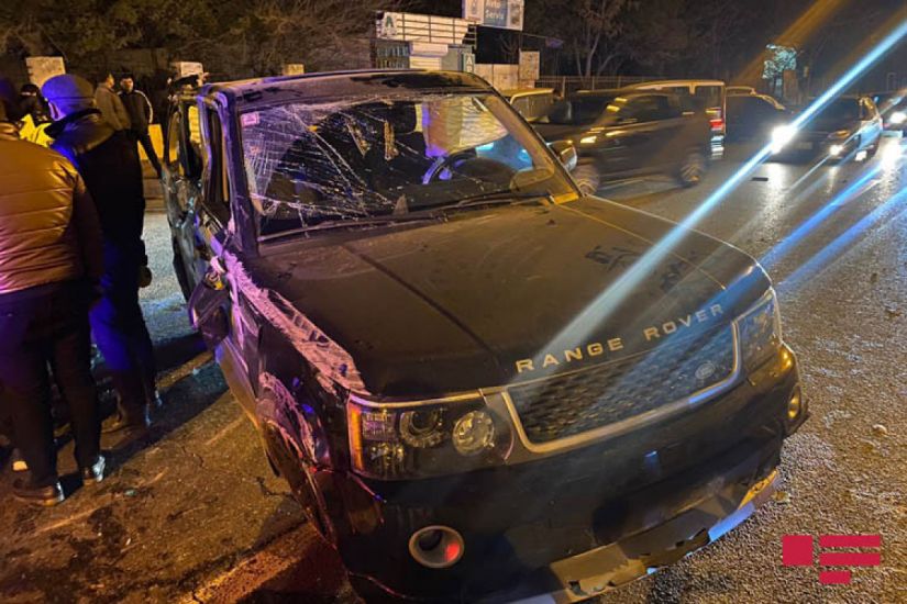 Bakıda “Range Rover” 3 avtomobilə çırpılaraq aşdı