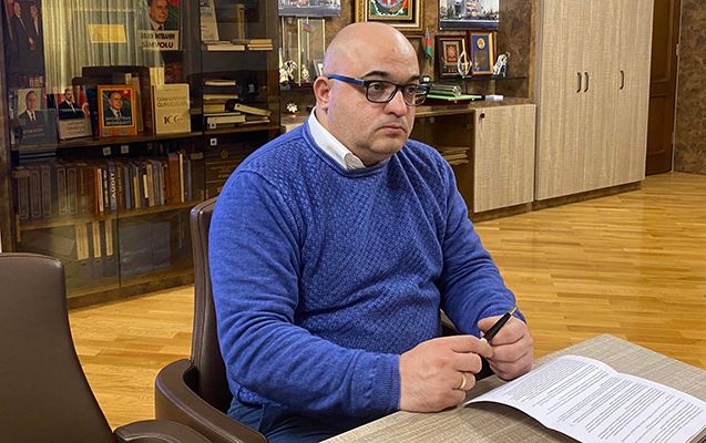 Eynulla Fətullayev Hacı Şahinlə bağlı fotodan yazdı: "Belə dövr etsə, xalqımız peyğəmbərini də elan edəcək, əlvida, Avropa"