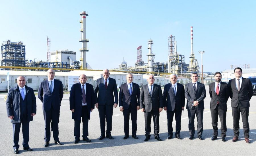 Əli Əsədov neft emalı zavodunda aparılan yenidənqurma işləri ilə tanış olub