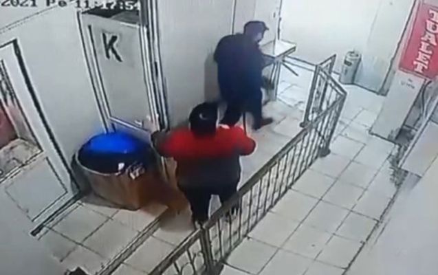 Bankdan çıxan şəxsi izləyərək başından yaraladı -     VİDEO