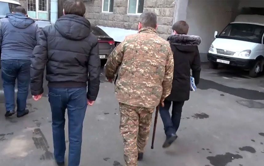 Müharibə vaxtı valideynlərdən rüşvət alan polkovnik saxlanıldı