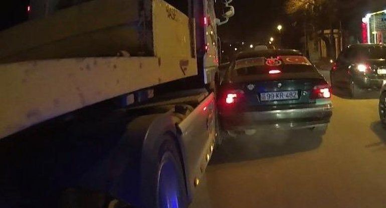 Bakıda "BMW" TIR-ın altında qaldı -       Qəza anının videosu